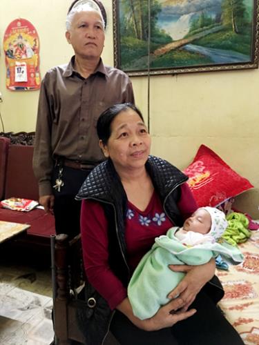 Ông bà Sâm - Đường cùng cháu bé.