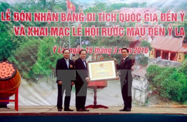 Lãnh đạo thành phố Tuyên Quang đón nhận Bằng công nhận di tích cấp quốc gia Đền Mẫu Ỷ La.