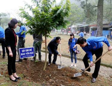 Đại diện Ban biên tập  và đoàn viên Chi đoàn Báo Yên Bái trồng cây lưu niệm tại Khu di tích lịch sử  Đền Hùng.