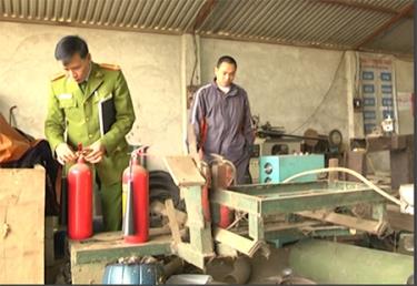 Đoàn thanh tra liên ngành ATVSLĐ - PCCN của tỉnh kiểm tra công tác phòng chống cháy nổ  tại Nhà máy sản xuất, chế biến gỗ ván ép thuộc Công ty TNHH Hối Thành

