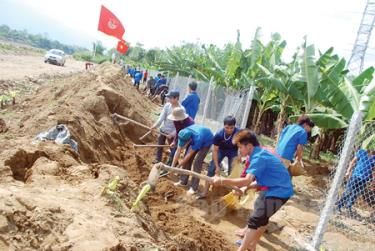 Trên công trình tình nguyện đường vành đai suối Thia - thị xã Nghĩa Lộ.