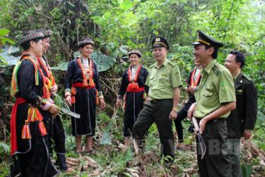 Cán bộ kiểm lâm huyện Lục Yên trao đổi công tác bảo vệ, phòng cháy chữa cháy rừng với đồng bào Dao xã Tân Phượng (Lục Yên).
(Ảnh: Đình Tứ)