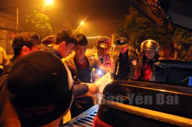 Lực lượng Công an Yên Bái tăng cường kiểm tra tình hình an ninh trật tự trên địa bàn thành phố.