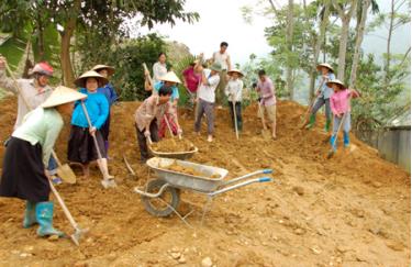 Nông dân xã Khánh Thiện tham gia làm đường giao thông nông thôn. Ảnh MQ