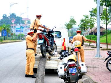 Cảnh sát giao thông thành phố Yên Bái tạm giữ phương tiện vi phạm.
