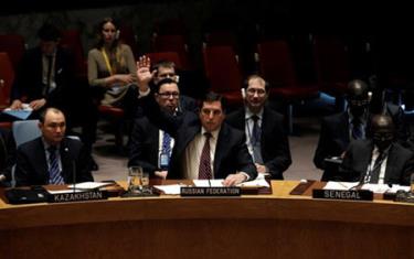 Đại sứ Nga tại Liên Hợp Quốc giơ tay phủ quyết Nghị quyết về Syria do Mỹ, Anh và Pháp đệ trình.
