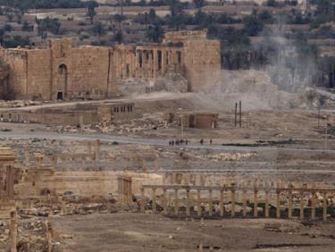 Chuyên gia Nga kích nổ mìn do IS gài lại sau khi rút khỏi thành phố Palmyra ngày 14/4.