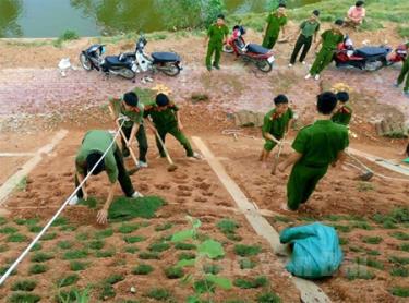 Chi đoàn Thanh niên Công an huyện Trấn Yên tham gia trồng cỏ, cải tạo bờ kè hồ trung tâm huyện.