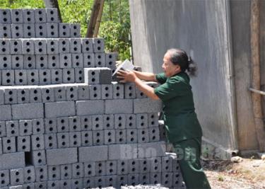 Cơ sở sản xuất gạch không nung mang lại hiệu quả kinh tế cao của một hội viên Hội Truyền thống Trường Sơn - đường Hồ Chí Minh thị xã Nghĩa Lộ.