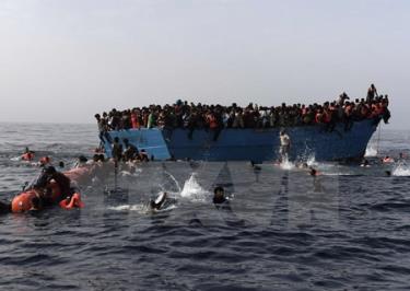 Người di cư chờ được cứu trên Địa Trung Hải ở ngoài khơi Libya.