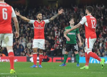 Arsenal giành vé vào bán kết FA Cup.