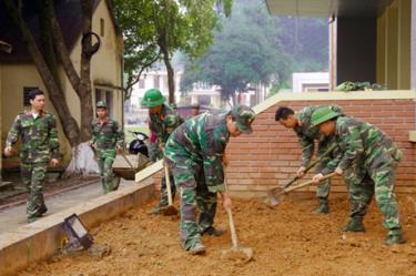 Đoàn viên, thanh niên khối cơ quan Bộ CHQS tỉnh san tạo mặt bằng vườn hoa thanh niên tại cơ quan Bộ CHQS tỉnh. 
