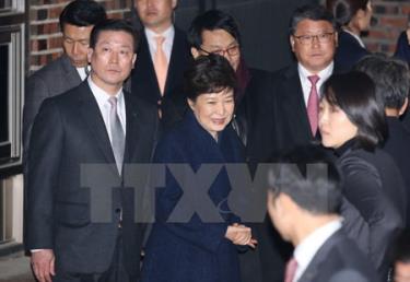Bà Park Geun-hye (giữa) về tới nhà riêng ở Seoul sau khi rời Phủ Tổng thống ngày 12/3.