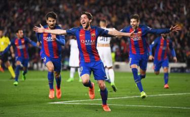 Barcelona giành chiến thắng tranh cãi nhất tại vòng 1/8 Champions League.