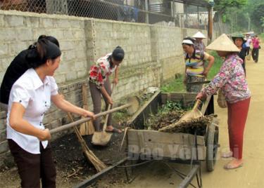 Phụ nữ xã Xuân Long (Yên Bình) tích cực thực hiện Phong trào “5 không, 3 sạch”.