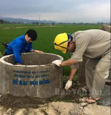 Đoàn viên thanh niên Chi đoàn Công ty cổ phần Thủy điện Thác Bà tham gia hoạt động tình nguyện tại xã Nghĩa An.