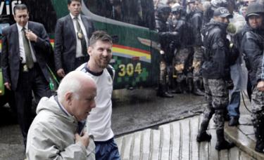 Messi (trái) vào sân cùng đội nhà ở trận thua Bolivia.