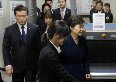 Cựu tổng thống Hàn Quốc Park Geun-hye rời khỏi Tòa án Quận Trung tâm Seoul vào tối 30.3.
