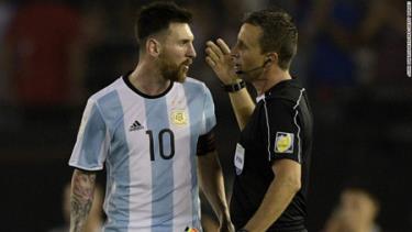 Messi phản ứng với trọng tài ở trận đấu giữa Argentina và Bolivia.