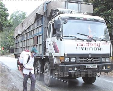 Lực lượng chức năng phun tiêu độc, khử trùng để kiểm soát dịch bệnh trên đàn vật nuôi đối với các phương tiện ra, vào huyện Lục Yên.