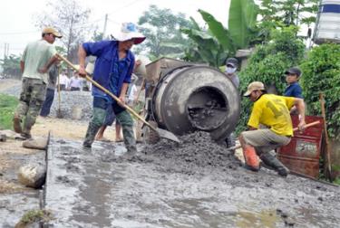 Đến nay, 100% tuyến đường đến trung tâm các xã của huyện Trấn Yên đã được cứng hóa và 330 km đường thôn, bản được bê tông hóa.