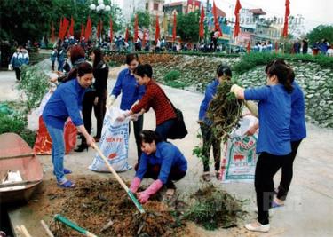 Lực lượng đoàn viên thanh niên thường xuyên tổ chức dọn dẹp vệ sinh trên các tuyến đường phụ trách.