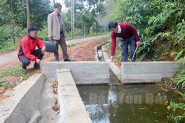 Người dân cần nhận thức đầy đủ về phòng tránh thiên tai, nhất là lũ quét và sạt lở đất. (Trong ảnh: Khu vực sạt đất tại thôn Hồng Xuân, xã Đại Đồng mùa mưa bão năm 2015).
