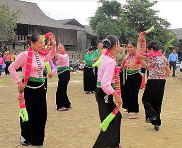 Múa Châm mơi trong lễ Khai hạ ở xã Nghĩa Phúc xuân Mậu Tuất 2018.