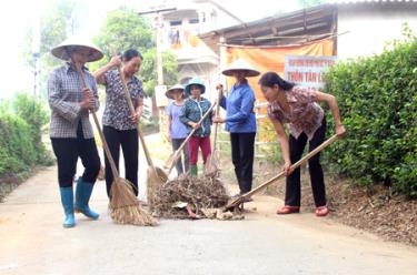 Phong trào “TDĐKXDĐSVH” góp phần làm thay đổi các vùng quê, nâng cao đời sống vật chất, tinh thần cho người dân. (Ảnh: Phụ nữ xã Báo Đáp, huyện Trấn Yên tham gia giữ gìn vệ sinh môi trường nông thôn).