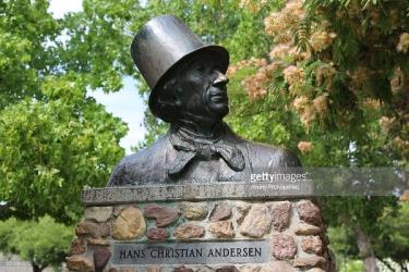 Tượng đại văn hào Đan Mạch Hans Christian Andersen.