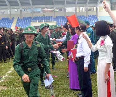 Tân binh thành phố Yên Bái trong ngày hội tòng quân.