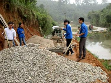 Đoàn viên thanh niên xã Hoàng Thắng tham gia làm đường nông thôn.