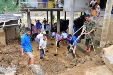 Lực lượng vũ trang và nhân dân cùng khắc phục hậu quả thiên tai.