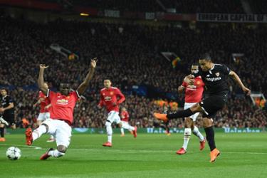 Sevilla (áo đen) loại MU ngay tại Old Trafford.
