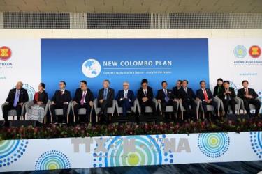 Thủ tướng Việt Nam Nguyễn Xuân Phúc (thứ 4, trái, phía trước) cùng 
các nhà lãnh đạo ASEAN và Australia tại hội nghị