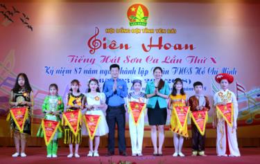 Lãnh đạo Tỉnh đoàn Yên Bái tặng cờ lưu niệm cho các đơn vị tham gia Liên hoan.