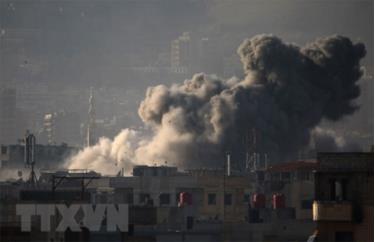 Khói bốc lên sau các cuộc giao tranh ở Zamalka, Đông Ghouta, Syria.