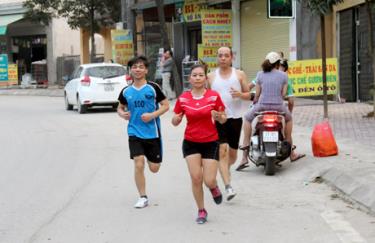 Gia đình anh chị Hoàng Hữu Chiến, Trương Thị Thúy Hồng và con trai Hoàng Hữu Tùng đã duy trì thói quen chạy này từ hàng chục năm nay.