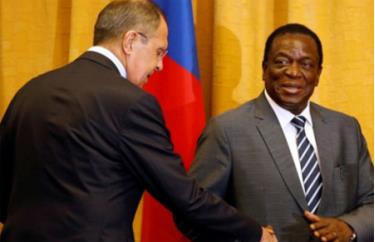 Tân Tổng thống Zimbabwe Emmerson Mnangagwa(phải).