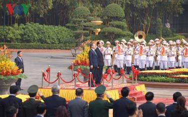 Chủ tịch nước Trần Đại Quang và Tổng thống Hàn Quốc Moon Jae-in trên bục danh dự.