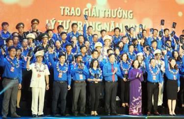 Cán bộ Đoàn tiêu biểu nhận giải thưởng Lý Tự Trọng năm 2017