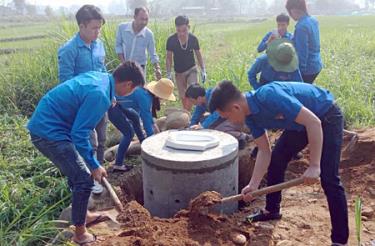 Đoàn viên thanh niên thị xã Nghĩa Lộ triển khai Chiến dịch “Xóa nhà tiêu tạm” tại xã Nghĩa Phúc.