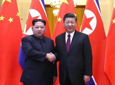 Chủ tịch Trung Quốc Tập Cận Bình bắt tay Nhà Lãnh đạo Triều Tiên Kim Jong-un.