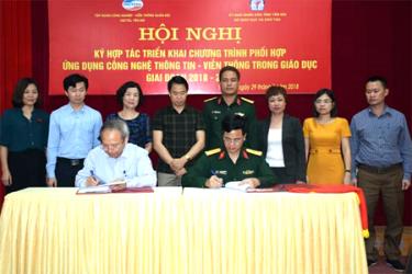 Đại diện Sở GD-ĐT và Viettel Yên Bái ký kết thỏa thuận hợp tác giai đoạn 2018-2020.