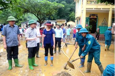 Đồng chí Phó Bí thư Tỉnh ủy, Chủ tịch UBND tỉnh Yên Bái Đỗ Đức Duy đi kiểm tra công tác khắc phục hậu quả trận mưa lũ rạng sáng ngày 3/8/2017 tại xã Kim Nọi, huyện Mù Cang Chải. (Ảnh minh họa).