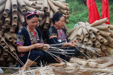 Đồng bào Dao thôn Đồng Tâm, xã Phúc An đan rọ tôm. 
