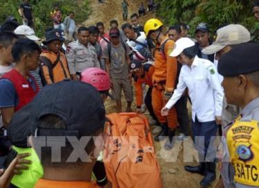 Nhân viên cứu hộ Indonesia chuyển thi thể nạn nhân vụ sập hầm mỏ ở Sulawesi ngày 27/2.