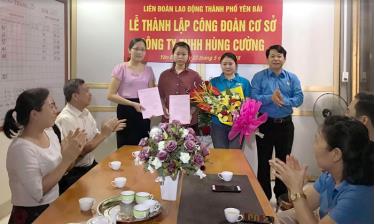 Lãnh đạo LĐLĐ thành phố Yên Bái trao quyết định thành lập CĐCS cho Công đoàn Công ty TNHH Hùng Cường.