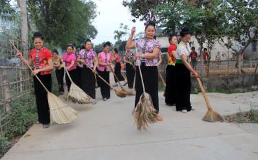 Hội viên phụ nữ phường Tân An, thị xã Nghĩa Lộ vệ sinh môi trường hưởng ứng Cuộc vận động “Xây dựng gia đình 5 không, 3 sạch”.