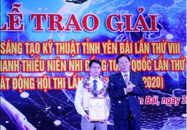 Tác giả Bùi Thái Sơn - Trường Cao đẳng nghề Yên Bái nhận giải thưởng Hội thi Sáng tạo Kỹ thuật tỉnh lần thứ VIII (2017 - 2018). (Ảnh: Hoài Anh)